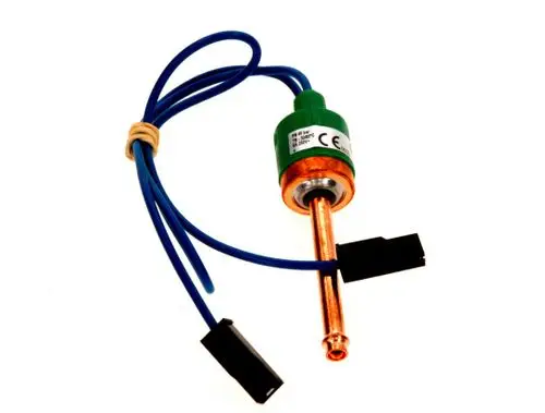 Niederdruckregler von Bosch mit Kupferanschluss. Das Produkt verfügt über zwei elektrische Anschlusskabel in Blau, die fest verbunden sind.
